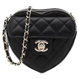 Chanel Ein Design, das durch die Harmonie einer lieblichen Herzsilhouette und eines anspruchsvollen Steppmusters eine romantische Sensibilität vermittelt. Weiches Leder und ein charakteristischer Kettenriemen verleihen eine luxuriöse Stimmung, und
