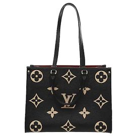 Louis Vuitton Un prodotto dal design bicolore che esprime il motivo Monogram su morbida pelle bovina grana naturale in un colore contrastante in rilievo. Una silhouette tote strutturata e hardware in tono oro aggiungono un tocco di lusso, e