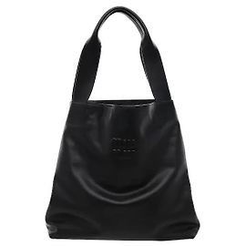 Miu Miu Un bolso que transmite un aire sofisticado gracias a la armonía de un material de cuero suave y lujoso y una silueta hobo flexible. Un sutil detalle del logotipo de la marca añade un toque sensual, y su aspecto excepcional