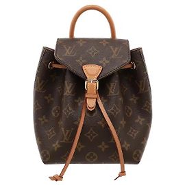 Louis Vuitton Uma mochila que realça a harmonia da tela Monogram clássica e do acabamento em couro, onde a tela revestida leve oferece durabilidade resistente a manchas e riscos do dia a dia. Seu formato compacto