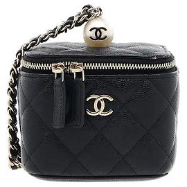 Un bolso Vanity clásico que muestra los detalles emblemáticos de Chanel y una silueta sofisticada. El material resistente se combina con una estructura acolchada de diamante para resistir los arañazos y mantener una forma excepcional.