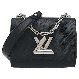 Louis Vuitton Confeccionado em couro Epi caracterizado por um grão tridimensional, este modelo apresenta durabilidade resistente a riscos e manchas, e o fecho rotativo LV Twist confere um toque sofisticado. Apesar da sua