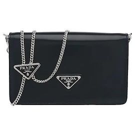 Prada El cuero cepillado con un brillo sutil y una textura suave armoniza con una sofisticada correa de cadena para un aire moderno y elegante. Su sofisticada silueta de bolso de hombro completa perfectamente