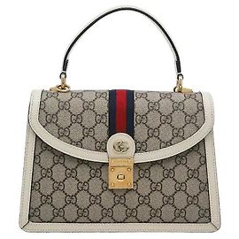 Die kleine Ophidia Handtasche harmonisiert das charakteristische GG Supreme Canvas-Material von Gucci mit Web-Streifen-Details. Hergestellt aus einem hochbeständigen Canvas-Material, ist sie resistent gegen Flecken und Kratzer,