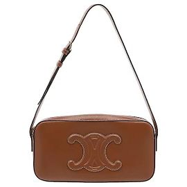 Céline Le corps emblématique en toile Triomphe de Celine s'harmonise avec l'ornement classique du logo Triomphe en métal à l'avant pour une ambiance vintage et moderne. Alliant une toile enduite méticuleusement travaillée à une structure robuste