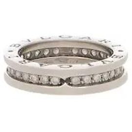 Bulgari La bague B.zero1 présente une silhouette en spirale distinctive inspirée du Colisée romain et un pavage de diamants glamour. L'éclat sophistiqué de l'or blanc s'harmonise avec des scintillements