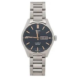 Die Carrera Day-Date Uhr bündelt das Motorsport-Erbe von TAG Heuer. Ausgestattet mit einem anspruchsvollen Automatikwerk bietet sie eine herausragende Präzision sowie eine Anzeige von Wochentag und Datum auf