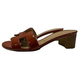 Mules Hermès Oasis de Piel Charol Marrón, Talla 36