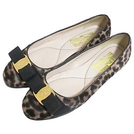 Salvatore Ferragamo Vara Ribbon Pumps aus Kalbshaar