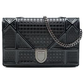 Autre Marque Diorama Wallet on Chain Microcannage aus schwarzem metallischem Lackleder Dior