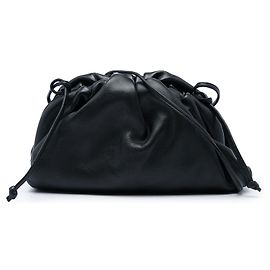 Bottega Veneta The Mini Pouch Crossbody em pele de cordeiro preta