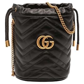 Gucci GG Marmont Bucket Bag aus gestepptem Kalbsleder, schwarz, klein