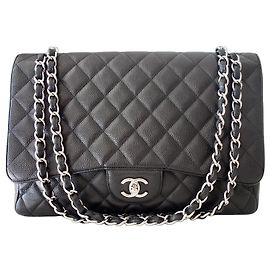 Bolsa Chanel Classic Flap Maxi Couro Caviar Preto