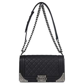 Chanel Paris-Dallas Compartment Boy Flap de piel de becerro acolchada con adornos metálicos New Medium