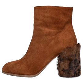 Botas de cano curto em camurça Miu Miu com salto de pele chique, Tamanho 35 seminovo