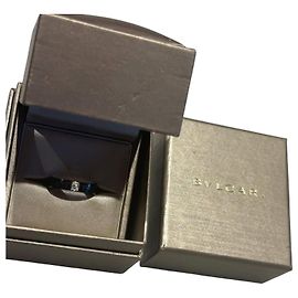 Bulgari Splendido anello BVLGARI collezione B.zero1 fascia singola. Ceramica nera con un diamante da 0.05 ct incastonato in oro bianco 18K. Misura 59mm. Venduto con custodia e scatola originali. L'anello è in condizioni impeccabili.