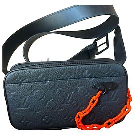 Unissex Louis Vuitton Black Monogram Taurillon Uniformes Solar Ray Soft Pochette Volga Belt Bag Couro
Couro de bezerro estilo poney
A Louis Vuitton Volga Pochette é uma bolsa elegante confeccionada em couro Taurillon Monogram Noir.