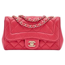 Bolso Chanel Mademoiselle Chic Mini Flap Bag de piel de cordero acolchada rosa oscuro, herrajes dorados