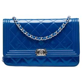 Portefeuille porté épaule CHANEL Boy en cuir verni matelassé