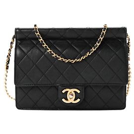 Chanel gesteppte Ziegenleder-Klapptasche mit Perlenkette Schwarz