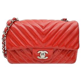 Bolso Chanel Classic Flap de charol rojo chevron