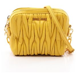 Bolsa de Ombro Miu Miu em Couro Matelassé