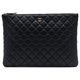 Clutch Chanel Black Large Quilted Lambskin O Case