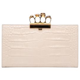 Clutch Alexander McQueen de piel de becerro con relieve de cocodrilo blanco y cierre de calavera