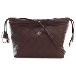 Chanel Brown CC Quilted Lambskin Clutch mit Kordzug und Riemen