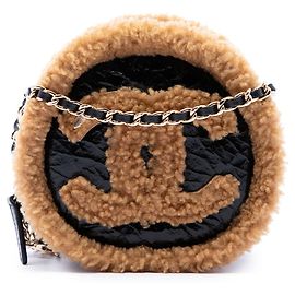 Chanel runde Clutch aus glänzendem, geknittertem Lammleder mit schwarzem Shearling-Besatz und Kette