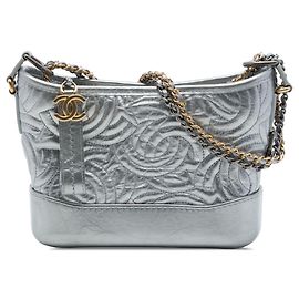 Chanel Gabrielle Hobo Small aus metallisiertem silbernem Kalbsleder mit CC-Steppung