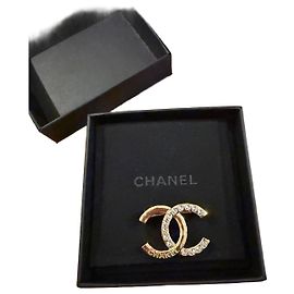 Broche Chanel CC Logo Dorado Strass