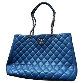 Saco tote Chanel em couro matelassé azul
