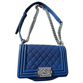 Chanel Boy Chanel Klappentasche aus blauem Narbenleder