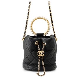 Bolsa de ombro Chanel Matelassé em pele de cordeiro preta