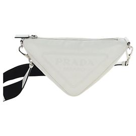 Prada Wristlet mit Triangle-Logo aus geprägtem Leder