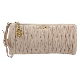 Cartera de muñeca con cremallera Miu Miu en piel Matelassé