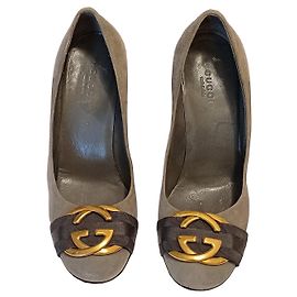 Gucci Pumps aus grauem Wildleder mit GG-Detail