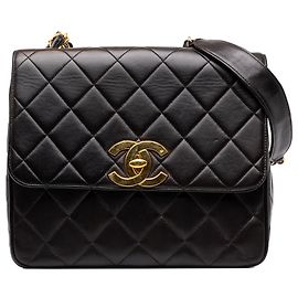 Bolso bandolera Chanel XL CC acolchado de piel de cordero negro, cuadrado con solapa sencilla