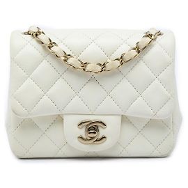 Bolsa Tiracolo Chanel Mini Square Classic em pele de cordeiro branca com aba simples