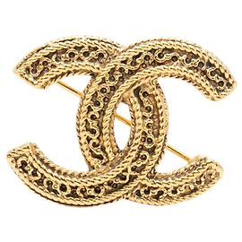 Broche de filigrana Chanel CC chapado en oro