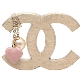 Broche Chanel CC chapado en oro con corazón esmaltado y perla falsa