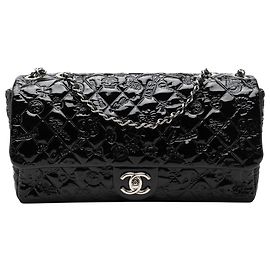 Borsa a tracolla Chanel Jumbo in vernice nera con simboli portafortuna embossed