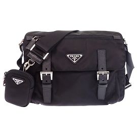Bolso bandolera Prada de Re-Nylon negro con ribetes de Saffiano y doble hebilla