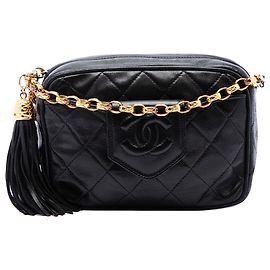 Bolsa Camera Chanel em pele de cordeiro acolchoada preta com tassel CC