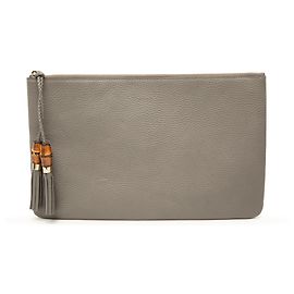 Clutch Gucci de piel de becerro gris con borla de bambú