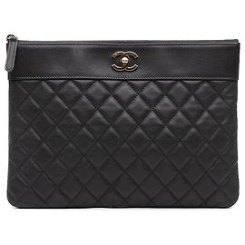 Chanel Mademoiselle O Case Clutch aus schwarzem gestepptem Lammleder Medium