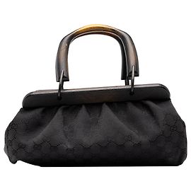 Bolsa Gucci em tela GG preta com estrutura de madeira