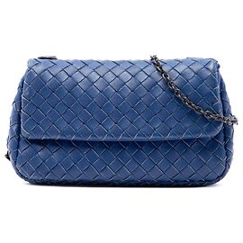 Bottega Veneta Mini Bolsa Tiracolo com Aba Expansível em Nappa Intrecciato Azul e Corrente