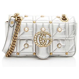 Bolsa de aba pequena GG Marmont em couro matelassê metálico com pérolas Gucci